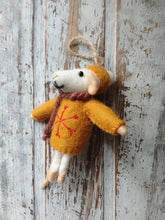 Load image into Gallery viewer, Winter felt mouse - Mustard

