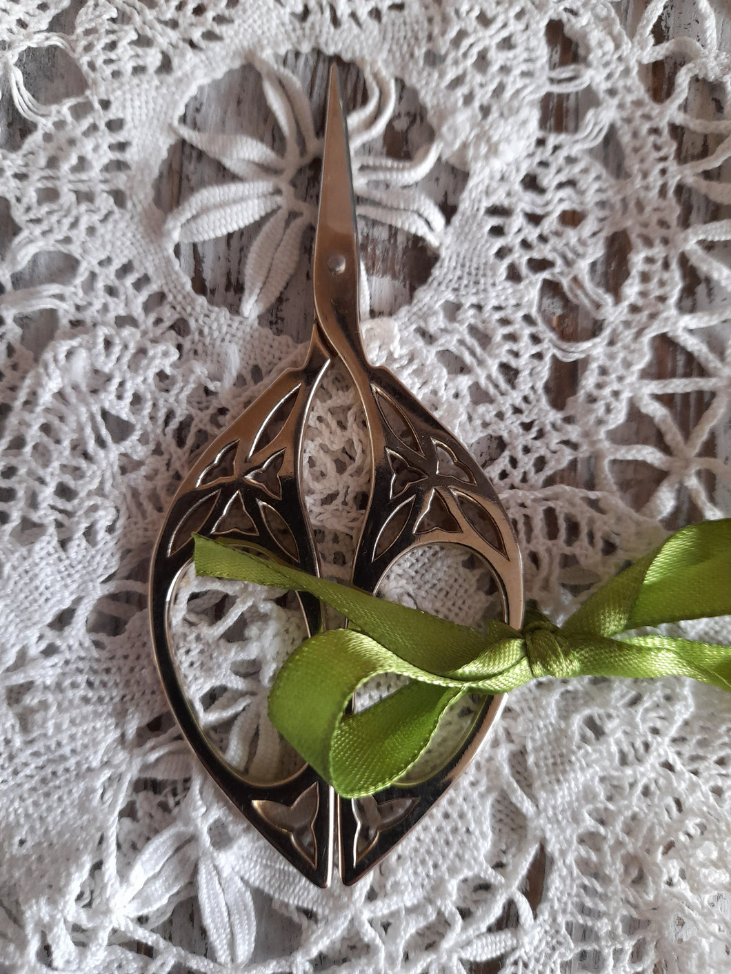 Pretty embroidery /sewing scissors